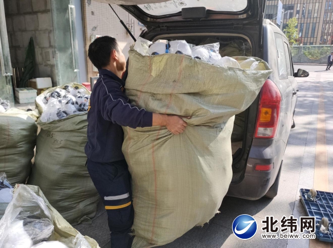 1000个雅安籍熊猫玩偶寄往武汉