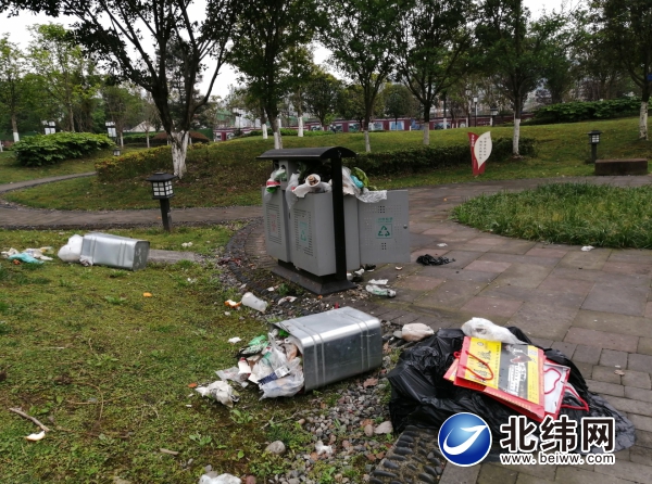 公园垃圾堆积  市民希望加强管理