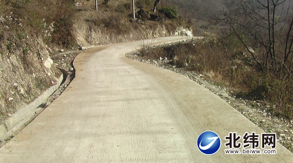 在"支援不发达地区发展资金"支持下,石棉县回隆镇高山村组道路通行