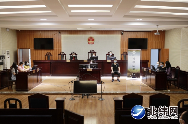 开展模拟法庭活动  让学生近距离了解司法程序