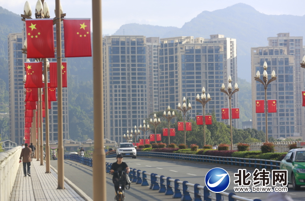 红旗招展迎国庆  市区街头节日氛围浓