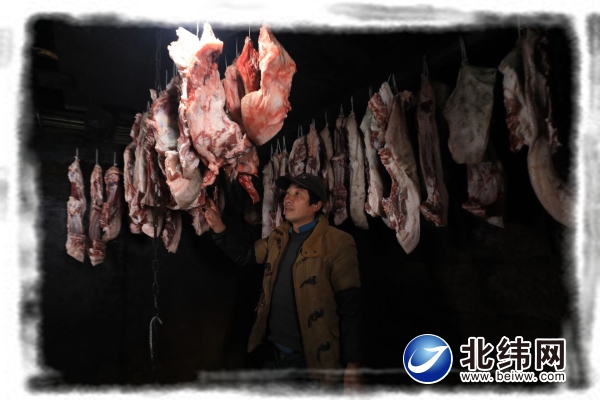 汉源县永利彝族乡古路村脱贫户李树才
：去年销售额20余万元 迎春节杀了6头年猪