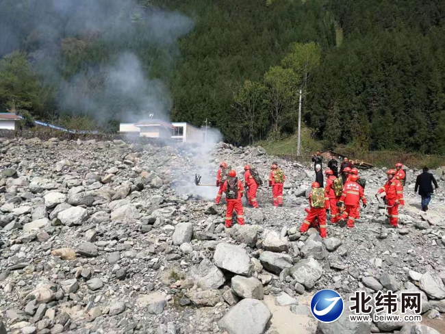 芦山县以练备战 开展森林防灭火应急演练