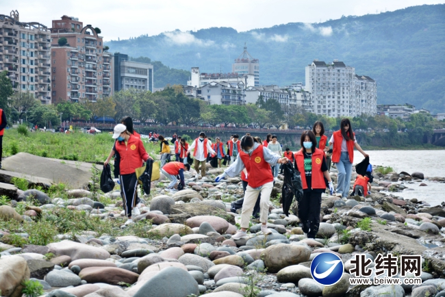 200名志愿者清理青衣江河滩垃圾