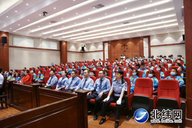 石棉县检察院邀请在校学生观摩庭审活动