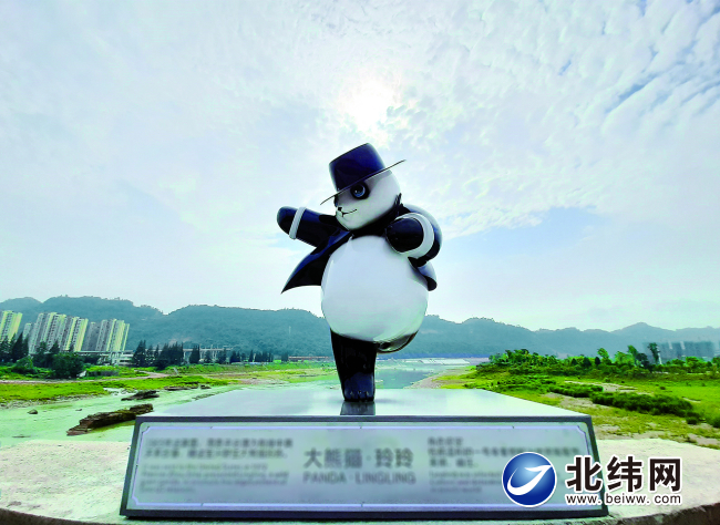 大熊猫雕塑露脸市区大兴二桥