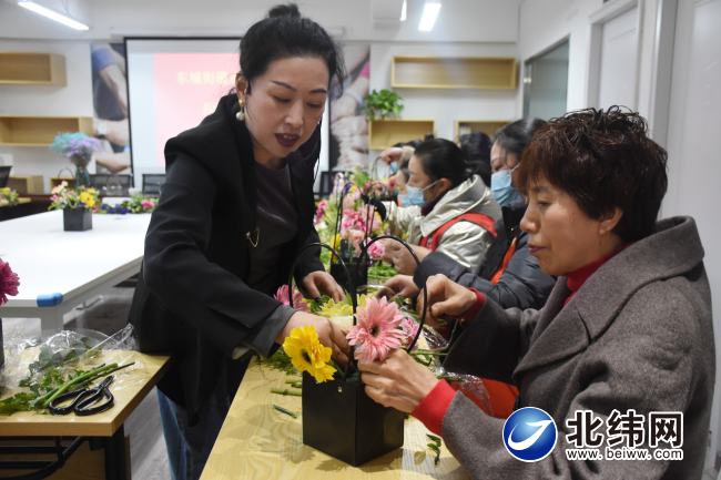 雨城区东城街道水中社区举办插花活动  庆祝三八妇女节