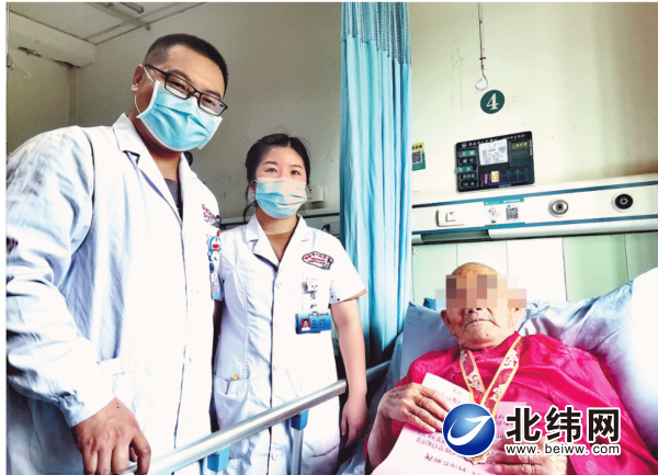 97岁老人突发卒中  医务人员全力救治